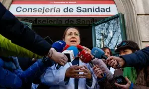 La secretaria general de Amyts, Ángela Hernández, atiende a los medios antes de la reunión con la Consejería de Sanidad, a 13 de febrero de 2203.