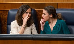 La secretaria general de Unidas Podemos, Ione Belarra, conversa con la ministra de Igualdad, Irene Montero, en el Congreso, a 9 de febrero de 2023.