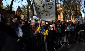 Una concentración de unas 400 personas recibe a la presidenta de Junts por su juicio para declarar por presuntamente fraccionar contratos en la Institució de les Lletres Catalanes (ILC), en el TSJC, a 10 de febrero de 2023, en Barcelona, Catalunya (España