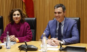 El presidente del Gobierno, Pedro Sánchez, y la ministra de Hacienda y vicesecretaria general del PSOE, María Jesús Montero, en una reunión en el Congreso con diputados y senadores socialistas. EFE/Chema Moya