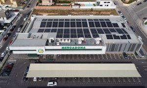 Cubierta con paneles solares de una tienda de Mercadona.