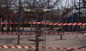 Vista del vallado en el Parque de Comillas, Carabanchel, donde se talarán algunos árboles por las obras de la ampliación de la Línea 11 de Madrid.