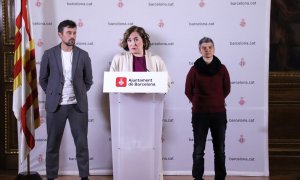 L'alcaldessa de Barcelona, Ada Colau, amb els regidors Lucía Martín i Marc Serra.