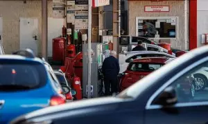 Coches repostando en una gasolinera, a 27 de diciembre de 2022, en Madrid (España).