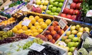 Detalle de un puesto de frutas en el mercado de abastos de Triana. A 13 de septiembre de 2022, en Sevilla.