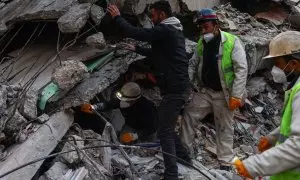 Rescatistas trabajan en el lugar donde se derrumbaron edificios tras un fuerte terremoto, en Hatay, Turquía, a 14 de febrero de 2023.