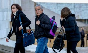 El presidente de Apafas y víctima del accidente del tren Alvia, Cristóbal González Rabadán, a su llegada este martes al juicio, en la Ciudad de la Cultura, Santiago de Compostela, Galicia.