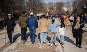 Varias niñas con patines y patinete pasean por el parque del Retiro, a 25 de diciembre de 2022, en Madrid (España).