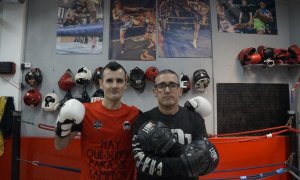 El Mani, l'entrenador, i l'Isaac, un dels participants en el projecte de boxa.