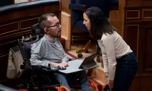 09/02/2023.- La ministra de Derechos Sociales, Ione Belarra, conversa con el portavoz de Unidas Podemos, Pablo Echenique, a su llegada al pleno del Congreso de los Diputados este jueves. EFE/ Fernando Villar