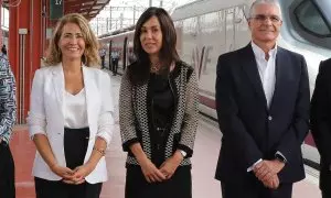 (I-D) La  ministra de Transportes, Movilidad y Agenda Urbana, Raquel Sánchez, la secretaria de Estado de Transportes, Isabel Pardo de Vera, y el presidente de Renfe, Isaías Táboas, en la estación de Madrid-Chamartín-Clara Campoamor. — Marta Fernández / EU