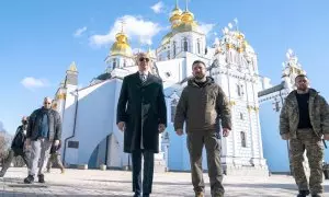 Joe Biden y Volodímir Zelenski en la Catedral de las Cúpulas Doradas de San Miguel durante una visita no anunciada, en Kiev, Ucrania.