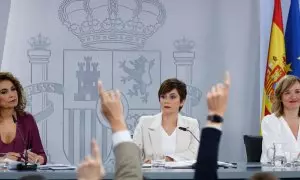 La ministra de Hacienda, María Jesús Montero, la ministra portavoz, Isabel Rodríguez, y la ministra de Educación, Pilar Alegría, durante la rueda de prensa celebrada este martes en Moncloa.