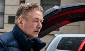 El actor Alec Baldwin sale de su casa en New York