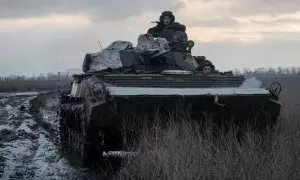 Los miembros del servicio ucraniano viajan en un vehículo de combate de infantería BMP-1.