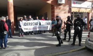 Un grupo de personas se concentra para impedir el desahucio de Antonio y Pilar, matrimonio sexagenario residente en Sevilla, a 24 de febrero de 2023.