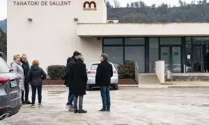 Familiares y amigos de Iván, el menor que se suicidó al precipitarse desde el balcón de su casa junto a su hermana gemela, que resultó herida grave, acuden al tanatorio de Sallent, a 26 de febrero de 2023.