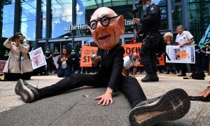 Un manifestante disfrazado del magnate Rupert Murdoch durante una protesta contra Fox News. Imagen de Archivo.