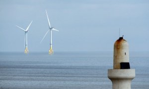 Imagen de archivo de dos molinos eólicos offshore en el mar de Escocia.