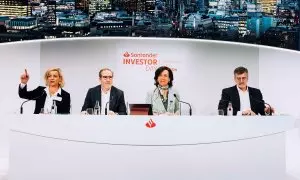 De izquierda a derecha, la directora global de Relaciones con Inversores, Begoña Morenés, el consejero delegado, Héctor Grisi, la presidenta, Ana Botín, y el director Financiero, José García Cantera, en la Santander Investor Day.