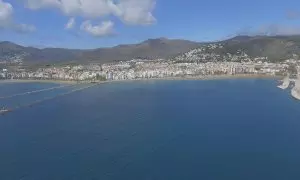 Imatge feta amb dron del Golf de Roses , amb el municipi empordanès al fons.