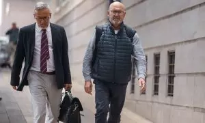 El exdiputado nacional del PSOE Juan Bernardo Fuentes junto a su abogado Raúl Miranda salende la Audiencia Provincial de Santa Cruz de Tenerife, a 22 de febrero de 2023.