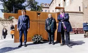 El alcalde de Madrid, José Luis Martínez-Almeida; la vicepresidenta de Amical de Mathausen y otros campos, Concha Díaz y el creador del conjunto escultórico José Miguel Utande, durante la inauguración de la escultura, en la Plaza del Rollo, a 2 de marzo d