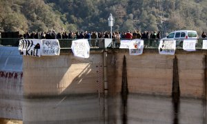 04/03/2023 - La concentració al pantà de Sau contra el buidatge de l'embassament.