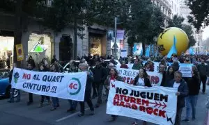 04/03/2023 - Una imatge de la manifestació d'aquest dissabte a Barcelona contra el Quart Cinturó, el Hard Rock i l'ampliació de l'aeroport del Prat.