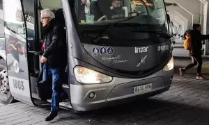 Un hombre baja de un autocar en la Estación Sur de Autobuses Méndez Álvaro, a 8 de febrero de 2023, en Madrid (España).