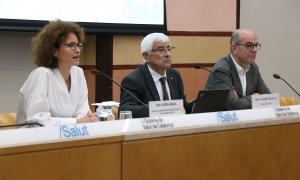 Núria Nadal, directora assistencial d'Atenció Primària; Manel Balcells, conseller de Salut; i Ignasi Carrasco, director de l'Àrea Assistencial del Servei Català de la Salut; en la presentaicó del Pla de millora de l'accessibilitat del sistema de salut.