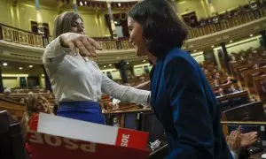 07/03/2023.- La diputada del PSOE Andrea Fernández (d) durante la sesión de tarde del pleno del Congreso de los Diputados, este martes, en Madrid. En la víspera del 8M, el PSOE y Podemos endurecen su enfrentamiento por la reforma de la ley del solo sí es