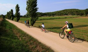 Ciclistes a la Via Verda del Tren Petit