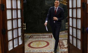 El presidente del Gobierno, Pedro Sánchez, abandona el hemiciclo tras asistir a la sesión de control al Ejecutivo, a 8 de marzo de 2023.