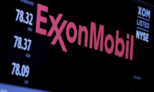 El logotipo de Exxon aparece en una pantalla de la Bolsa de Nueva York.