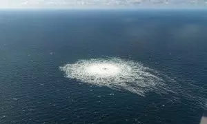 Imagen de una de las fugas en el gasoducto Nord Stream 2 vista desde un avión militar danés.