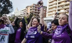 Varias mujeres realizan una acción colectiva de corte de pelo 'Tisorada al patriarcat', a 8 de marzo de marzo de 2023, en Valencia, País Valencià (España).