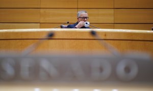 Ander Gil, presidente del Senado, tomando un café