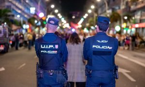 Dos policías durante la manifestación del 8M de 2023 en Las Palmas de Gran Canaria.