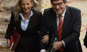 La vicepresidenta segunda y ministra de Trabajo y Economía Social, Yolanda Díaz y el ministro de Inclusión, Seguridad Social y Migraciones, José Luis Escrivá, durante una sesión plenaria, en el Congreso de los Diputados, a 21 de diciembre de 2022, en Madr