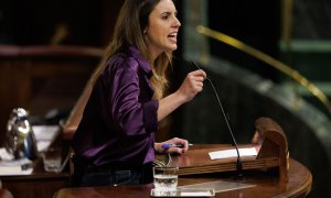 La ministra de Igualdad, Irene Montero, interviene durante una sesión plenaria, en el Congreso de los Diputados, a 8 de marzo de 2023, en Madrid (España). El PP y Vox centran hoy, Día de la Mujer, sus preguntas al presidente del Ejecutivo para pedirle exp