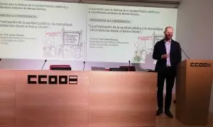 El profesor Aaron Reeves, de la Universidad de Oxford, en la presentación del estudio en la sede regional de CCOO de Andalucía.