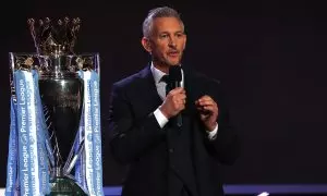 11/03/2023. Gary Lineker junto al trofeo de la 'Premier League', a 15 de diciembre de 2019.