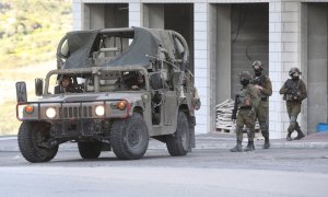 Tropas israelíes inspeccionan la zona donde un tiroteo se ha saldado con la vida de tres palestinos.