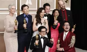 El equipo de 'Todo a la vez en todas partes' celebra su victoria en los premios Oscar, en Los Ángeles (EEUU), a 13 de marzo de 2023.