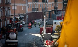 Los bomberos tras la explosión.