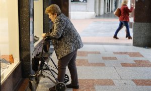 Una señora mira un escaparate en Barakaldo (Bizkaia) a 10 de marzo de 2023