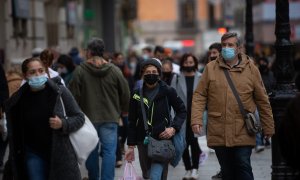 Viandantes caminando en Barcelona