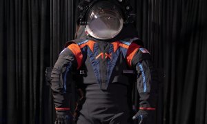 Prototipo de traje espacial que llevarán los tripulantes de la misión Artemis III