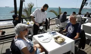 Malagueños y visitantes disfrutan de las playas y los chiringuitos de la capital .